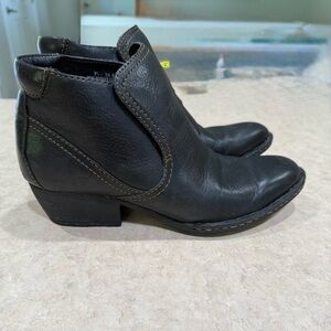 Born Black Leather ankle boots with Brown Accents size 7.5 like new western vibe